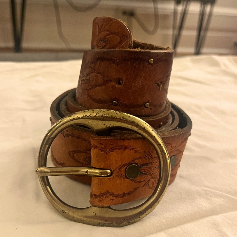 Brown faux-leather belt with a gold buckle- M/L